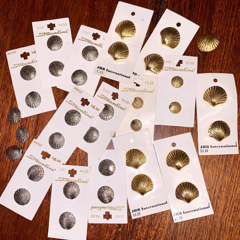 v i n t a g e :: 34 Gold Silver Metal Seashell Buttons Oyster Deadstock
